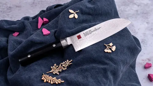 Unikatowy nóż Santoku Kasumi Masterpiece 13 cm na tkaninie z ozdobnymi elementami