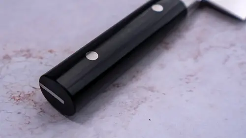 Masterpiece Kasumi japoński nóż Santoku VG-10 GOLD, 18 cm, rękojeść na tle marmuru
