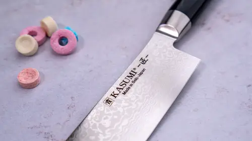 Japoński nóż Kasumi Nakiri, Masterpiece, 32-warstwowy damasceński, VG-10 GOLD, na blacie.