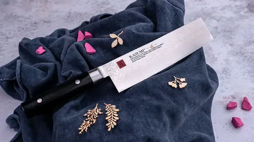 Unikatowy nóż Nakiri 17 cm Kasumi Masterpiece VG-10 GOLD na tkaninie.