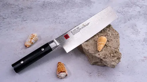 Unikatowy japoński nóż Nakiri Kasumi Masterpiece VG-10 GOLD na tle muszli