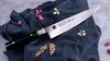 Nóż Gyuto Kasumi Masterpiece VG-10 GOLD, 20 cm, 32 warstwy, na tle granatowej tkaniny.