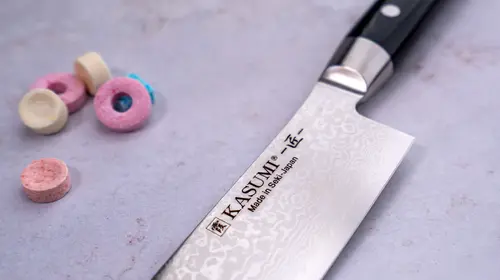 Japoński nóż do sashimi Sujihiki Kasumi Masterpiece z damasceńską klingą.