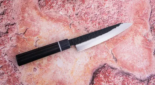 Japoński nóż Shotoh 13 cm Suncraft Senzo Finest na tle kamiennego blatu.