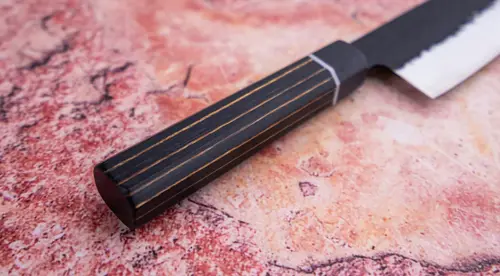 Japoński nóż Santoku 17 cm Suncraft Senzo Finest na kamiennym tle