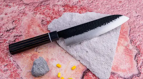 Japoński nóż Santoku Suncraft Senzo Finest na kamieniu, stal SPG STRIX