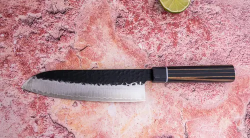 Japoński nóż Santoku Suncraft Senzo Finest na kamiennym tle z limonką