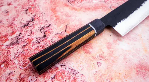 Japoński nóż Santoku Suncraft Senzo Finest na marmurowym tle.