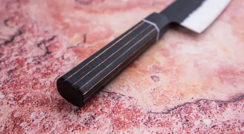 Japoński nóż Santoku 17 cm Suncraft Senzo Finest na kamiennym tle