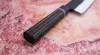 Japoński nóż Santoku 17 cm Suncraft Senzo Finest na kamiennym tle