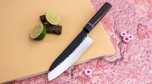 Nóż Santoku Suncraft Senzo Finest na desce z limonką
