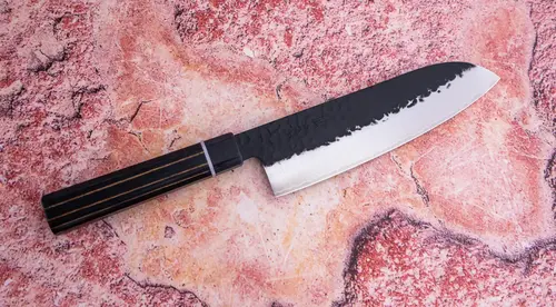 Nóż Suncraft Senzo Finest Santoku 17 cm na tle kamiennej powierzchni