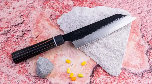 Japoński nóż Bunka Suncraft Senzo Finest, stal SPG STRIX, na kolorowym tle