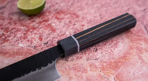 Japoński nóż Bunka Senzo Finest Suncraft na tle rustykalnej deski.