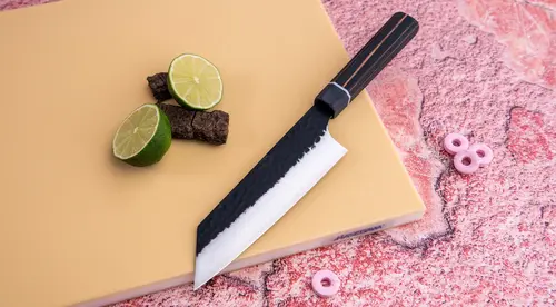 Japoński nóż Bunka Suncraft Senzo Finest na desce z limonką i korą
