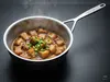 Stalowa patelnia sauté Demeyere 5-PLUS z daniem, srebrzysto-biała, Ø 24 cm.