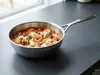 Stalowa patelnia sauté Demeyere 5-PLUS z daniem, srebrzysto-biała, Ø 24 cm.