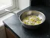 Stalowa patelnia sauté Demeyere 5-PLUS z pokrywką na blacie kuchennym