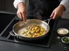 Stalowa patelnia Demeyere 5-PLUS z technologią 5-Ply, przygotowanie gnocchi.