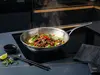 Stalowy wok Demeyere 5-PLUS Ø 30 cm z daniem azjatyckim.