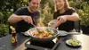 Stalowy wok Demeyere 5-PLUS z technologią 5-Ply, gotowanie na świeżym powietrzu.