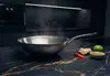 Stalowy wok Demeyere 5-PLUS Ø 30 cm na blacie kuchennym, nowoczesna technologia 5-Ply.