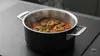 Garnek Demeyere Black 5 stalowo-ceramiczny na kuchennym blacie