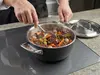 Stalowo-ceramiczna patelnia Demeyere Black 5 z potrawą na płycie kuchennej