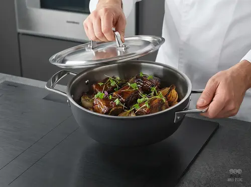 Demeyere Black 5 stalowo-ceramiczna patelnia do duszenia z potrawą