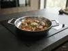 Stalowo-ceramiczna patelnia Demeyere Black 5 na kuchennym blacie