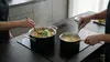 Stalowo-ceramiczny rondel Demeyere Black 5 na kuchennym blacie