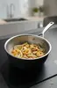 Black 5 Demeyere patelnia sauté stalowo-ceramiczna z krewetkami i warzywami.