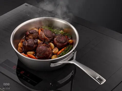 Stalowo-ceramiczna patelnia Demeyere Black 5 z potrawą sauté