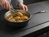 Stalowo-ceramiczna patelnia Demeyere Black 5 z kurczakiem i warzywami
