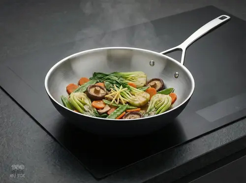 Wok stalowo-ceramiczny Demeyere Black 5 na kuchence z warzywami