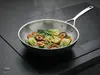 Wok stalowo-ceramiczny Demeyere Black 5 na kuchence z warzywami