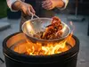 Wok Demeyere Black 5 na ogniu z krewetkami, stalowo-ceramiczny, technologia 5-Ply