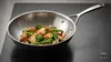 Stalowo-ceramiczny wok Demeyere Black 5 z technologią 5-Ply, Ø 30 cm.