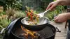 Stalowo-ceramiczny wok Demeyere Black 5 na grillu z warzywami i wołowiną
