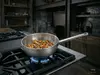 Apollo Demeyere patelnia sauté na kuchence z grzybami w industrialnej kuchni