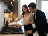 Patelnia sauté Demeyere Apollo z warzywami w nowoczesnej kuchni.