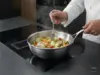 Demeyere Atlantis stalowa patelnia sauté 18 cm z warzywami i rybą