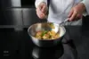 Stalowa patelnia Demeyere Atlantis z daniem sauté.