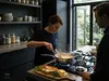 Atlantis Demeyere patelnia sauté w kuchni, idealna do gotowania z pasją.