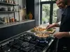 Stalowa patelnia Demeyere Atlantis na kuchence, smażenie grzybów.