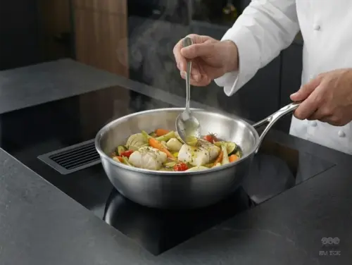 Demeyere Atlantis patelnia stalowa sauté z pokrywką, Ø 24 cm, na płycie indukcyjnej.