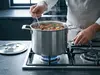 Garnek Demeyere Industry 8L na płycie gazowej w nowoczesnej kuchni