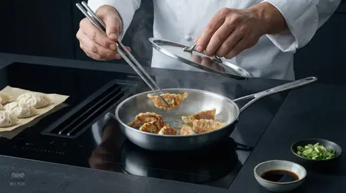 Stalowa patelnia Demeyere Industry 5-Ply Ø 20 cm do smażenia pierożków na kuchence.