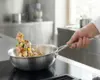 Stalowa patelnia sauté Demeyere Industry w kuchni