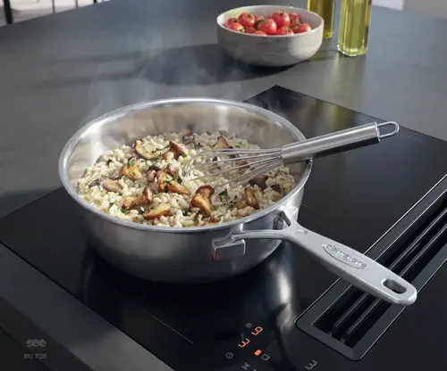Stalowa patelnia sauté Demeyere na kuchence z risotto